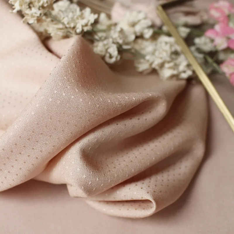 Lichtroze viscose 'Dobby Blush' van Atelier Brunette